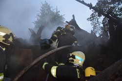 V osadě Jarov nedaleko Dolních Břežan vyhořela chata
