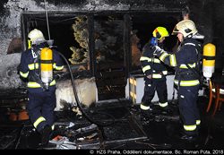 Při požáru vybavení dvou pokojů v domě v Praze 9 zahynul pes a zranily se dvě osoby