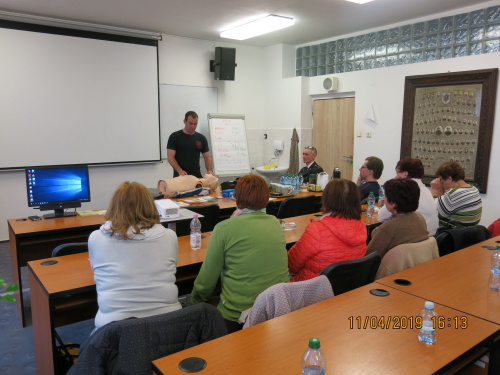 Studenti Univerzity třetího věku se vzdělávali u profesionálních hasičů v Bruntále