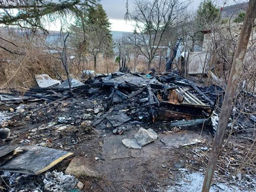 Tragédie při nočním požáru zahradní chaty