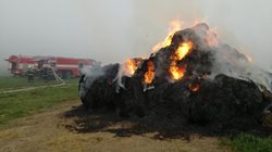 Hořící stoh u Dolního Třebonína nechali hasiči kontrolovaně vyhořet