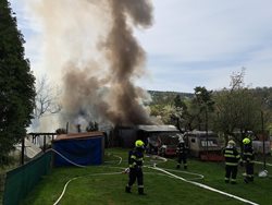 Při požáru ohrožovaly hasiče tlakové lahve