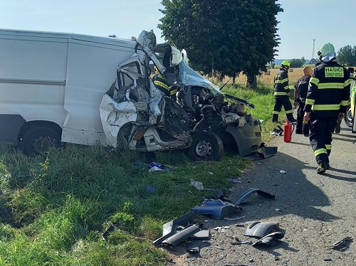 Hasiči zasahovali u dopravní nehody dodávky a nákladního vozidla