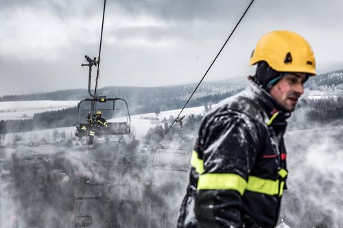 Šedesátka lezců z celého Královehradeckého kraje cvičila záchranu osob z lanovky FOTOGALERIE