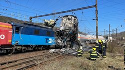 Srážka dvou nákladních vlaků s následným požárem u obce Světec