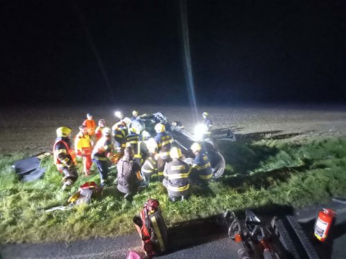 Osobní auto se převrátilo po střetu s kombajnem, posádku museli vyprošťovat hasiči