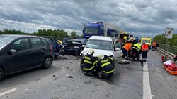 Hromadná dopravní nehoda uzavřela most přes Labe v Mělníku