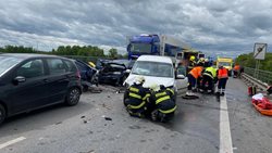 Hromadná dopravní nehoda uzavřela most přes Labe v Mělníku