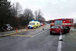 Čtyři lidé se zranili při nehodě dvou aut u Kuřimi