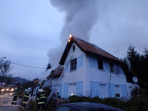 Neobývaný rodinný dům zřejmě někdo úmyslně zapálil