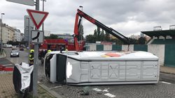 Hasiči museli po nehodě osobního auta a dodávky v Praze 10 použít speciální hydraulickou ruku