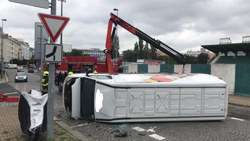 Hasiči museli po nehodě osobního auta a dodávky v Praze 10 použít speciální hydraulickou ruku