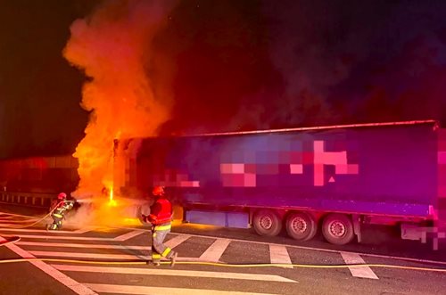 Plameny zachvátily tahač na dálnici: Hasiči museli kvůli zásahu uzavřít provoz