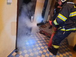 V panelovém domě v Táboře hasiči hasili hořící rohožku