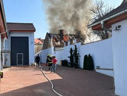 Požár zničil střechu domu