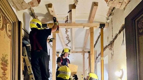 Po stavebních pracích se prohnula podlaha v bytě. Hasiči museli podepřít konstrukci domu