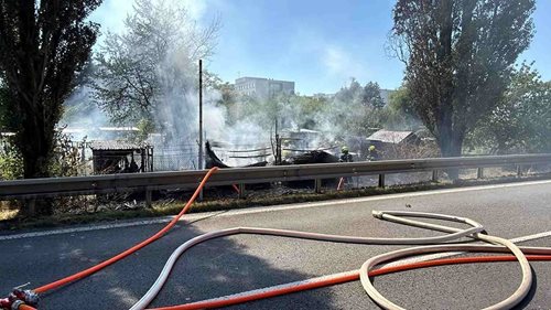 Požár zachvátil tři chatky v Ostravě. Během zásahu explodovala propanbutanová láhev