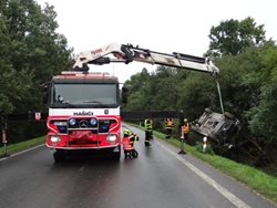 Bizon vyprošťoval Passat z příkopu v Bravanticích