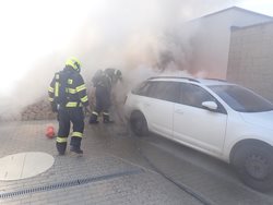 Ve dvoře rodinného domu hořel osobní automobil. Aktualizace.