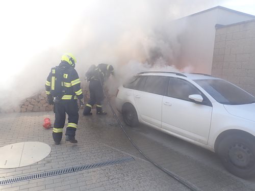Ve dvoře rodinného domu hořel osobní automobil. Aktualizace.