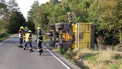 Hasiči vyprošťovali převrácený prázdný návěs