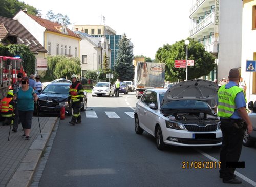 V Luhačovicích bourala dvě osobní vozidla. Zraněn byl i chodec