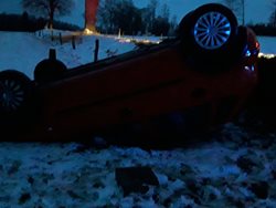 U Benátek skončil po nehodě osobní vůz převrácený na střeše, nehoda si vyžádala zranění