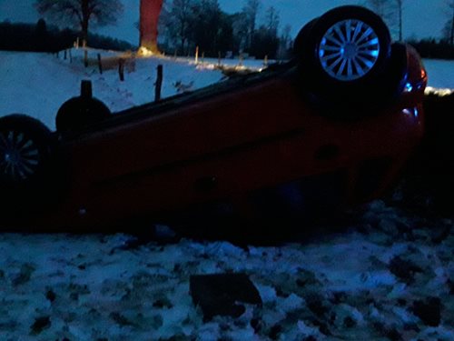 U Benátek skončil po nehodě osobní vůz převrácený na střeše, nehoda si vyžádala zranění