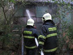 Škodu za sto tisíc korun způsobil včerejší večerní požár chatky u obce Nivnice Rozšíření požáru na okolní les hasiči včas zabránili