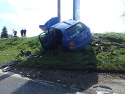 Při čelním střetu dvou osobních vozidel bylo zraněno pět lidí