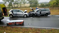 Při nehodě tří vozidel bylo zraněno 13 osob