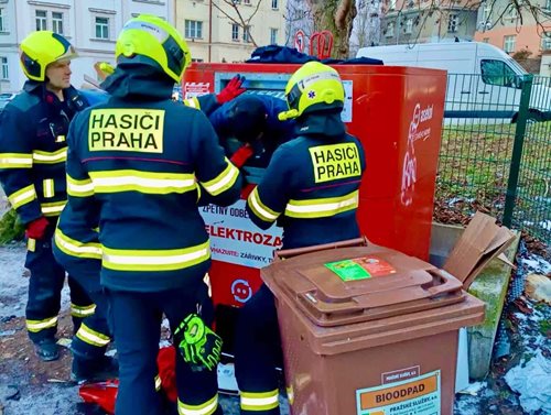Osoba uvězněná v kontejneru na elektroodpad si vyžádala zásah hasičů