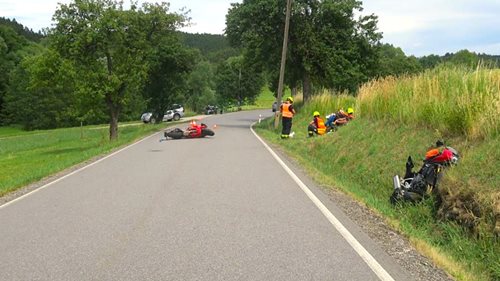 Po nárazu do stromu se motocykl vrátil na silnici. Druhý jezdec už střetu nedokázal zabránit