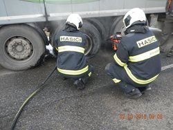 Táborští hasiči ochlazovali přehřáté pneumatiky kamiónu