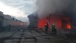 Bývalou drážní výtopnu v Nymburku zachvátil rozsáhlý požár
