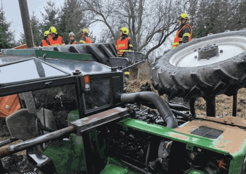 Havárie traktoru uzavřela silnici, zasahovaly tři jednotky hasičů
