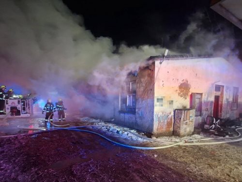 Noční požár objektu si vyžádal evakuaci desítek osob