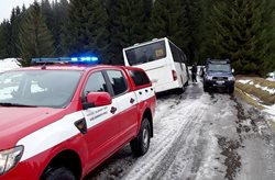 Autobus s dětmi zapadl, pomoc museli hasiči a horská služba
