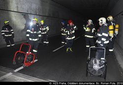 Tři jednotky zasahovaly u požáru v technickém tunelu pražského obchodního centra