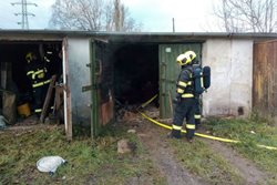 V Citicích na Sokolovsku hořela jedna z řadových garáží. Požár se naštěstí nestačil rozšířit i na okolní garážová stání  