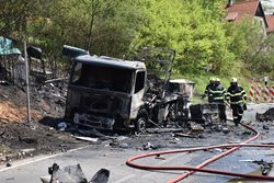 Požár nákladního auta s výbuchy tlakových lahví
