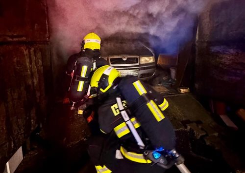 Požár garáže zničil uskladněné dřevo, hasiči zasahovali včas