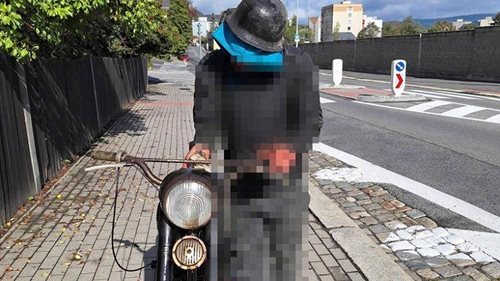 Místo přilby měl na hlavě kotlík a tlačil motorku. Policisté záhy zjistili proč
