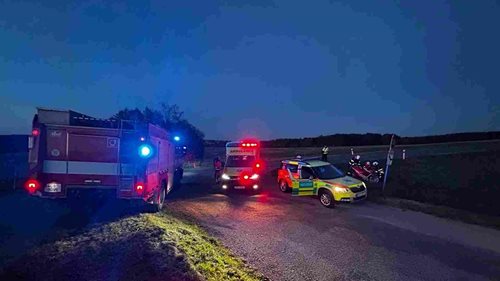 Směna mu skončila, práce ale ne. Záchranář cestou domů pomohl havarovanému motorkáři