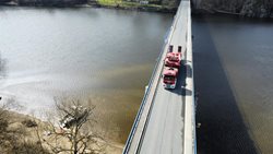 Havárie nákladního auta na Vesteckém mostě