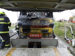 Požár lokomotivy u Čáslavi omezil provoz na hlavním tahu mezi Prahou a Brnem