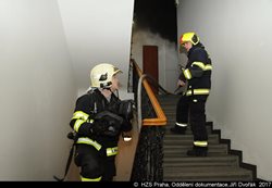 Požár vybavení pokoje v Praze 2 napáchal škodu za 900.000 korun, hasiči zachránili dvě osoby