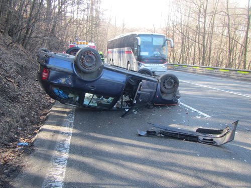Osobní auto se zastavilo až na střeše