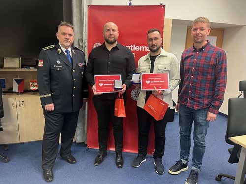 Dva muži zachránili život při dopravní nehodě