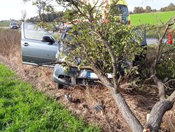 V Třebíči v ulici U Kaple narazil řidič s osobním vozidlem do stromu
